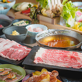 【食べ放題×飲み放題】農家さんの想いが詰まった新鮮なたっぷりのお野菜と、熟成した肉質の柔らかい米国産の牛タンに合わせて、薫香豚や黒牛も合わせてお楽しみいただけるコース☆しゃぶしゃぶでは珍しい熟成牛タンもご用意してます。飲み放題付コースもあるので宴会にもおすすめです！