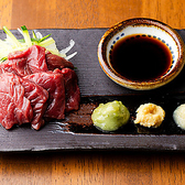 鰻と焼き鳥が中心のお店ですが、実は“馬刺し”も隠れた人気メニュー。鮮度にこだわった赤身はクセがなく、しっとりとした旨みでお酒との相性も抜群です。鰻や焼き鳥と一緒に楽しめるので、味のバリエーションが広がり、テーブルを飽きさせない一品として喜ばれています。