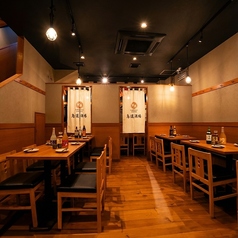 【赤羽で宴会・貸切！】赤羽の当居酒屋では、ランチタイムから飲み放題付き宴会まで、最大100名様収容の貸切フロアで多彩なシーンに対応します。会社イベント、結婚式の二次会、同窓会など、大規模な団体様の集まりに最適な空間を提供。広々とした会場は自由なレイアウト変更が可能で、赤羽で忘れられない一時を約束します