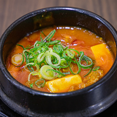【韓国家庭の味を受け継いだ本格派スンドゥブ】700円(税込)の写真