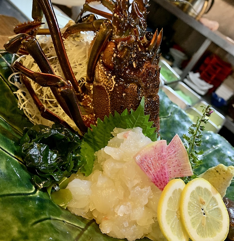 自慢の生簀では活伊勢海老や活カワハギなどの活魚もご用意！！※水揚げ次第となります。
