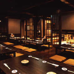 【大宴会場】大人数でも対応可能な大宴会場を完備しております。企業様や学生さんの大人数でのご宴会も安心してお任せください。会社宴会・歓送迎会・新年会・忘年会・同窓会など各種宴会にご活用いただけます。博多もつ鍋や馬刺しなど本格九州料理が楽しめる宴会コースも各種ご用意。幹事様のご要望にお応えします。