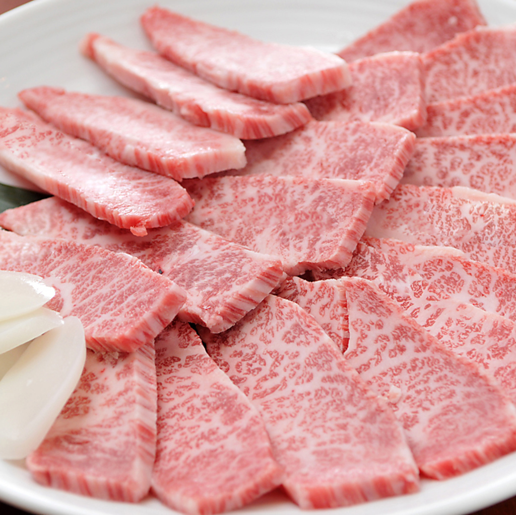 老舗の炭火焼肉「寿恵比呂」を密着取材!!　刺しがきれいな和牛カルビは、口の中で…とろける!!