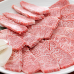 老舗の炭火焼肉「寿恵比呂」を密着取材!!　刺しがきれいな和牛カルビは、口の中で…とろける!!