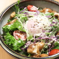 料理メニュー写真 燻製鶏のシーザーサラダ
