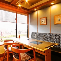 窓側のお席は明るく開放的