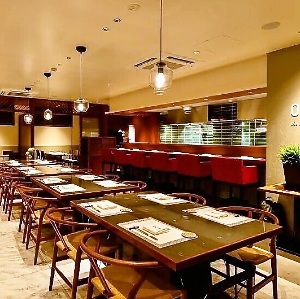 季節を映す美しい料理と上質な店内は特別な日のデートに最適。和と洋が融合した美食をご堪能ください