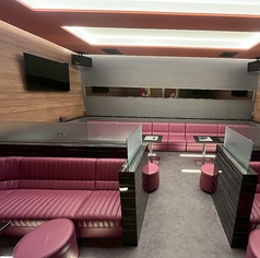 テーブル席は4名掛けを1卓ございます。こちらは友人とのリラックスした会話を楽しめる、居心地の良いお席です◎