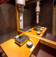 【焼肉個室7名様まで】7名様まで対応可能な焼肉個室の中団体席をご用意。プライベート感たっぷりの空間でみんなでワイワイ楽しめる焼肉宴会をお楽しみいただけます。大切な会食や親しい仲間との集まりにぴったりな席で美味しい焼肉とホルモンをお楽しみください。