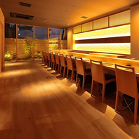 スタイリッシュな木目の空間が心を癒す特別なひととき