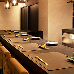 銀座の喧騒を忘れさせる、モダンでシックな完全個室席