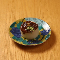 昆布だしで炊いた風呂吹き大根海老味噌がけ
