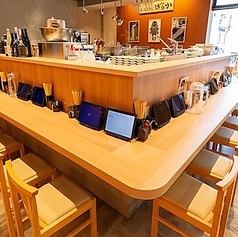 吉祥寺駅すぐの当店には、お一人様でも気軽に立ち寄れるカウンター席を全18席ご用意しております!サクッと済ませたいランチタイムの「ばらかうどん」はもちろん、お仕事帰りに長崎居酒屋としてサク飲みを楽しむのにも最適なお席です◎あご出汁の香りに包まれながら、ゆったりとした時間をお過ごしください。