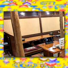 地下1F／オープンフロア／掘りごたつ席／ライブ観覧可／6名×1席／5名様～ご利用いただけます。ライブステージに近い掘りごたつ席。オープンフロアの賑わいと共に、島唄ライブを十分にお楽しみいただけます。