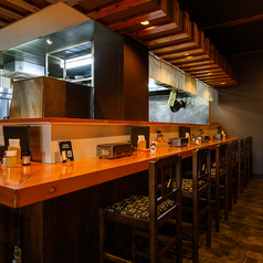 おひとり様でも気軽に利用できるカウンター席。落ち着いた雰囲気で過ごせ、焼肉をゆっくり味わえる人気の空間。お仕事帰りにも立ち寄りやすい心地よいお席です。