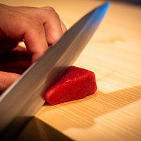 旬魚を贅沢に盛り込んだ豪華な「刺身盛り合わせ」