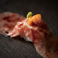 料理メニュー写真&nbsp;霜降り和牛と生うに炙り寿司