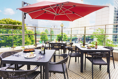 Muyのテラス席は東京国際フォーラムが一望！テラス席は屋根がない為、雨の日は使用出来ません。またビル風特有の強風が吹く日が有るため原則ご予約をお取りしておりません。当日のコンディションで開放致しますので、お気軽にご連絡下さいませ。