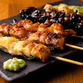 当店の名物“うな串”は、外は香ばしく中はふっくらと焼き上げる職人技が光るひと品。くりから・かぶと・肝など、普段なかなか味わえない部位も取り揃え、鰻の奥深い旨みを存分に楽しめます。新宿三丁目で鰻を気軽に味わえる店として、多くのお客様に支持される看板メニューです。