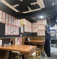 店内には4名様掛けテーブル席を2卓ご用意。人数に合わせて即席の4名様テーブルも対応可能です。仕事帰りの飲み会や少人数の宴会にも使いやすい大衆串カツ酒場です。