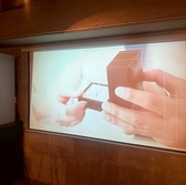 結婚式の二次会や企業様の懇親会、同窓会など、様々なパーティーに最適な設備を完備しています。大迫力の100インチスクリーンを使えば、思い出の映像を流したり、ライブ中継を楽しんだりできます。着席で最大50名、スタンディングなら最大80名様までご利用可能。特別なイベントを最高の空間で演出しませんか。