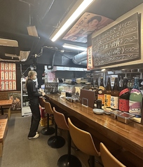 カウンター席は全5席。人数に応じて即席の2席もご用意可能です。お一人様のちょい飲みや仕事帰りの一杯にも気軽に立ち寄れる大衆串カツ酒場です。