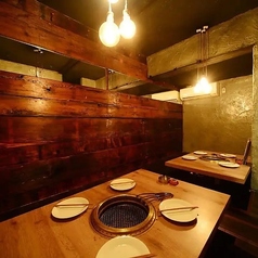 エイジング加工を施した木の温もりとスタイリッシュなコンクリート壁が調和するモダンな掘りごたつ個室です。足を伸ばしてゆったりくつろげるプライベート空間は、部署のお集まりや打ち上げ、記念日など様々なシーンに大活躍。当日のコース予約も承っておりますので、急に決まった平日のご宴会もぜひ当店にお任せください！