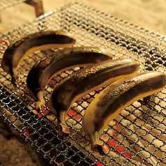 トロトロになるまで炭焼きしたバナナとアイスクリームを一緒に食すと、濃厚な甘さが押し寄せます。