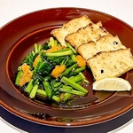 濃厚なウニとほうれん草をソテーした深みのある一皿。自家製フォカッチャにソースを絡めてどうぞ。