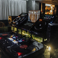 プロが綿密に設計した音響システムと本格的なDJブースを完備！ほぼ全員が専門ジャンルのDJ集団なので、PioneerとTechnicsのフル装備を駆使し、新郎新婦の好みに合わせた特別なプレイリストで、嗜好性の高い祝宴を演出。上質な音楽を全身で体感しながら、ゲストと共に忘れられないひとときをお過ごしいただけます。