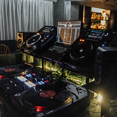 プロが綿密に設計した音響システムと本格的なDJブースを完備！ほぼ全員が専門ジャンルのDJ集団なので、PioneerとTechnicsのフル装備を駆使し、新郎新婦の好みに合わせた特別なプレイリストで、嗜好性の高い祝宴を演出。上質な音楽を全身で体感しながら、ゲストと共に忘れられないひとときをお過ごしいただけます。