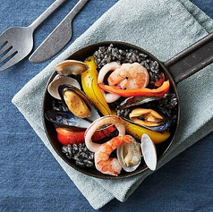 〆のイカ墨海鮮パエリア