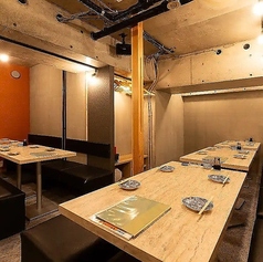 【フロア貸切/15～30名様】2階をすべて独占！普段とはひと味違う企業宴会・打ち上げに当店2階全面貸切！部署の皆様が集まる節目の宴会や歓迎会・送別会など、最大30名様前後の大人数宴会が可能です。15名様からご相談を承りますので、会場選びにお悩みの幹事様はぜひお気軽にお問い合わせください。