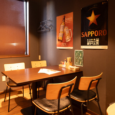 落ち着いた黒を基調としたデザインで統一されており、ゆっくりと大人びたお店の空気を感じながらお過ごしいただけます。店内は広く、お一人様から、人数多めのグループまでお席にご案内可能ですので、どんな場面にもご利用いただけます。