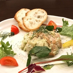 サーモンとアボカドのタルタル仕立ての写真