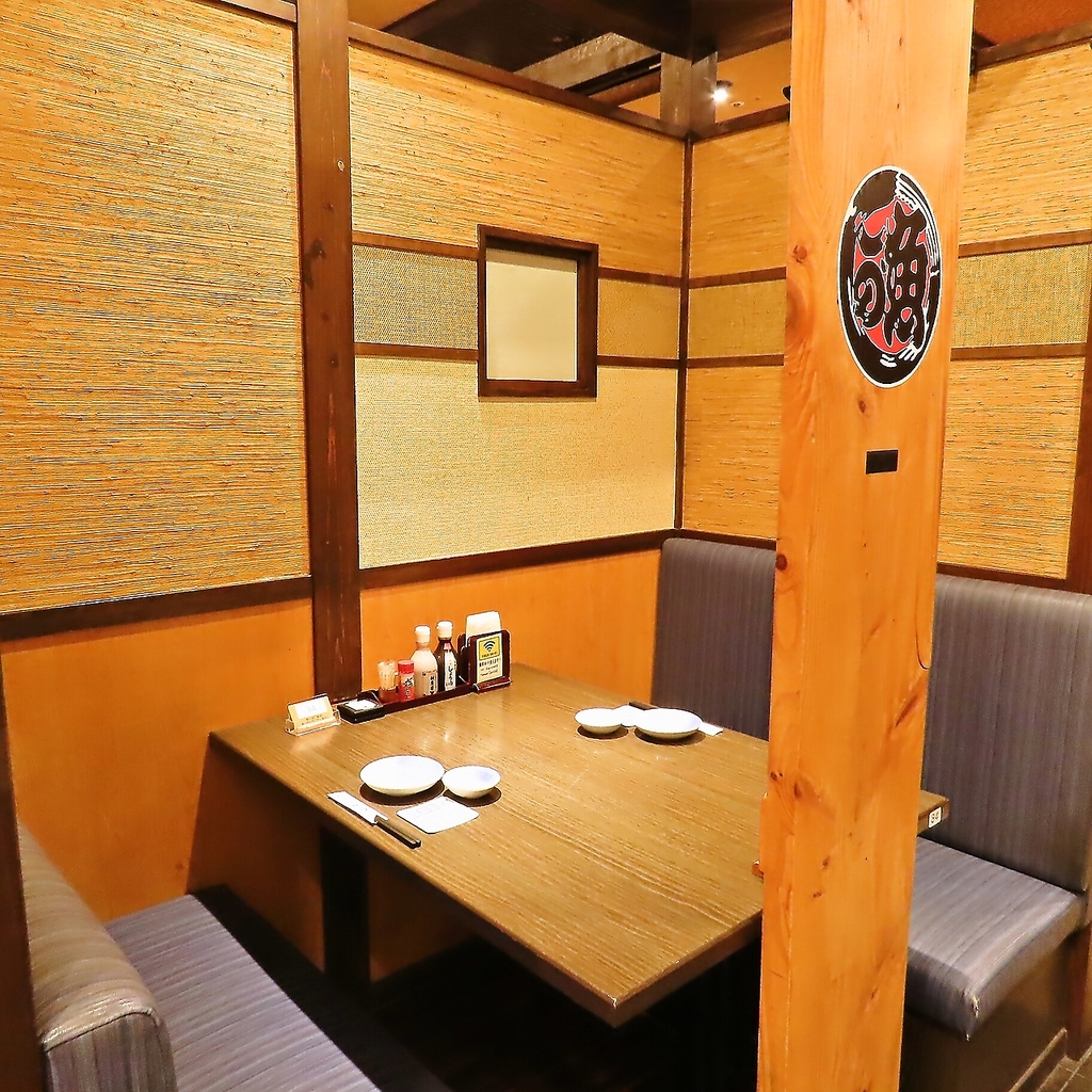 気軽にくつろげる、テーブル席♪オープンしたてで、開放的＆綺麗な店内です！　