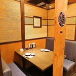 気軽にくつろげる、テーブル席♪オープンしたてで、開放的＆綺麗な店内です！　