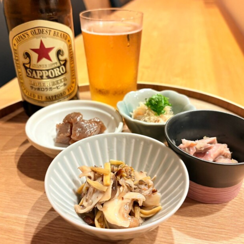 旬の食材を使った手料理と選りすぐりのお酒をご用意しております。