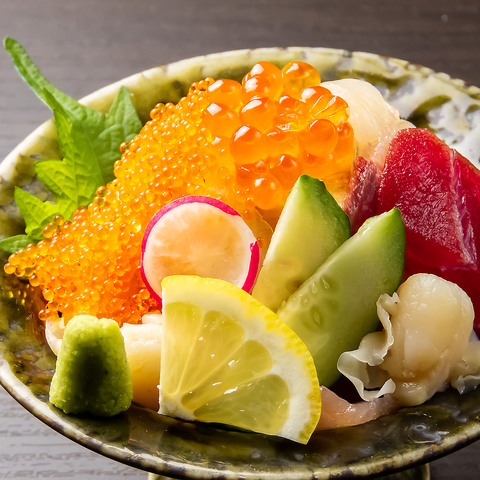1貫1貫に真心を込めたお寿司が名物。こだわりの素材と多彩な料理を完全個室席で。