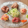 料理メニュー写真 大摩桜鶏刺身と低温調理5種盛り(モモ・ズリ・ムネ・こころ・肝）