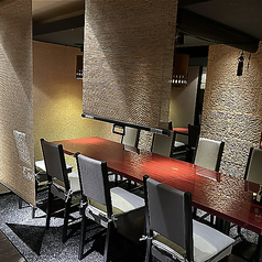 [2F/テーブル席]ロールアップカーテンがある2Fのお席は半個室空間としてゆったりお過ごしいただけます◎