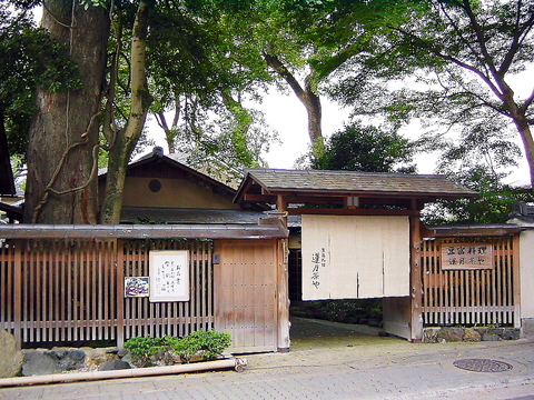 京都・東山に佇む、四季の京都と豆腐料理を味わえる『蓮月茶や』