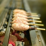 高温の炭火で焼き上げることにより旨味がぎゅっと閉じ込められふっくらジューシーな仕上がりに！