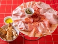 料理メニュー写真&nbsp;名物！生ハムとサラミの盛り合わせと焼き立てフォカッチャ