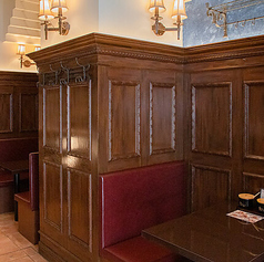 バーのようにモダンな雰囲気を感じるテーブル席が人気です♪デートや語らいにも◎お隣同士でのお食事におすすめです！