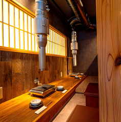 【1人焼肉&1人飲み大歓迎】お洒落な雰囲気漂うカウンター席で気軽に1人焼肉&1人飲みを楽しめます。落ち着いた空間でゆっくりと自分だけの贅沢なひとときを。忙しい日常から解放され心ゆくまで美味しい焼肉とお酒をお楽しみください。おひとり様でも安心してご利用いただけます。