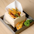 甘えびを丸ごとカラッと唐揚げに。仕上げは香り高いのり塩で。頭から尻尾までパリッと食べられる香ばしさがクセになります。ビールはもちろん、レモンサワーやハイボールとの相性も抜群です！