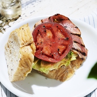 サンドウィッチやパニーニなどお食事メニューも豊富♪