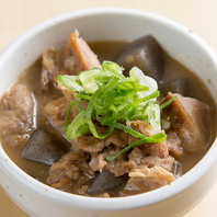 じっくり煮込んだ特製どてやきなど自慢の逸品が勢揃い！