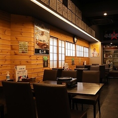 会社の同僚との飲み会や、グループでのご利用に最適な広々としたテーブル席です。自慢の鶏肉盛り合わせを皆様でシェアしながら、賑やかな宴会をお楽しみください。